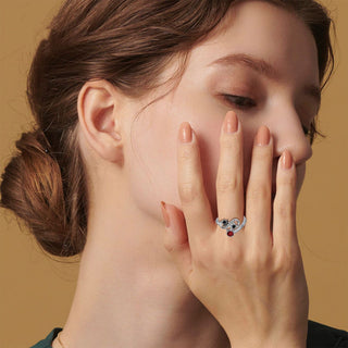 Bague Ajustable avec Empreinte de Patte Noire et Pierre Précieuse Rouge