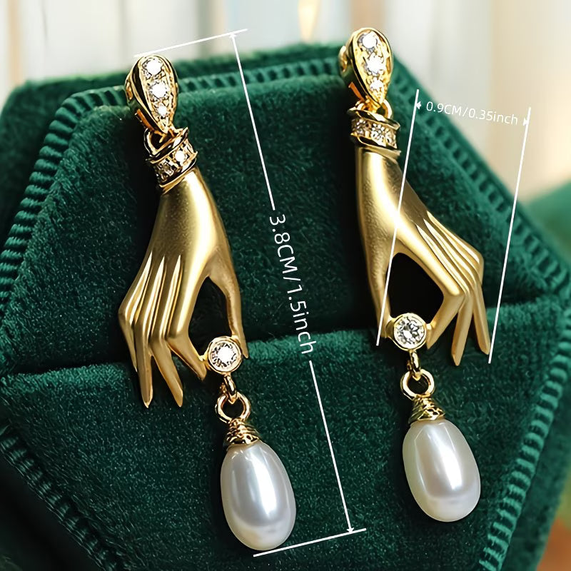 Boucles d'oreilles en perles avec main élégante