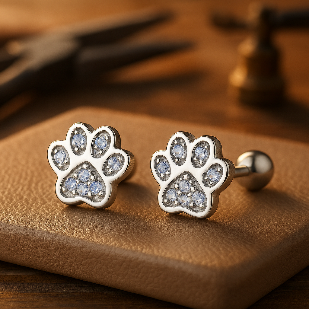 Boucles d'oreilles en argent sterling en forme de patte – Accent en cristal