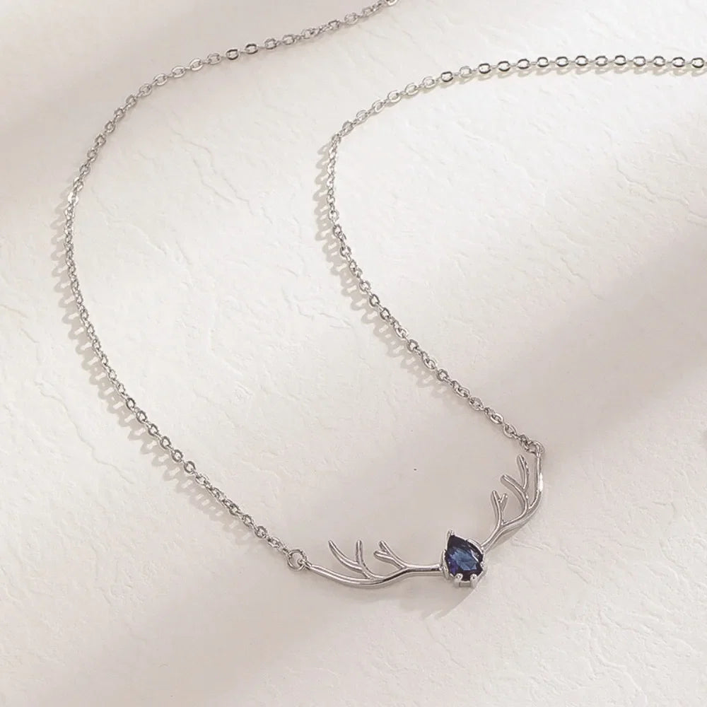 Collier en Bois de Cerf avec Charme de Cœur Délicat