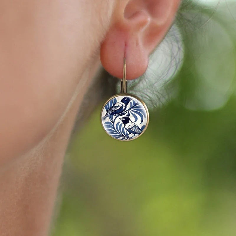 Boucles d'oreilles en verre sous dôme de pie bleue vintage