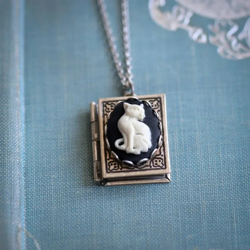 Collier Pendentif Livre Vintage Chat – Design de Page Rotative