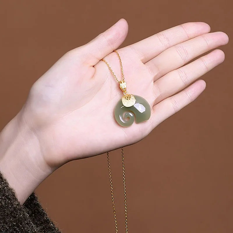 Pendentif Élégant en Jade Hetian en Forme d'Éléphant – Chaîne Plaquée Or 18K pour Femmes