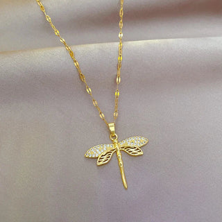 Collier Libellule en Cristal – Symbole de Transformation et de Beauté