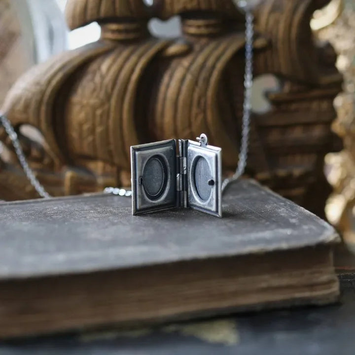 Collier Pendentif Livre Vintage Chat – Design de Page Rotative