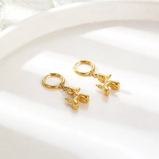 Boucles d'oreilles Huggie en or avec pendentif mini chien en ballon