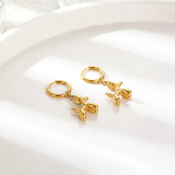 Boucles d'oreilles Huggie en or avec pendentif mini chien en ballon