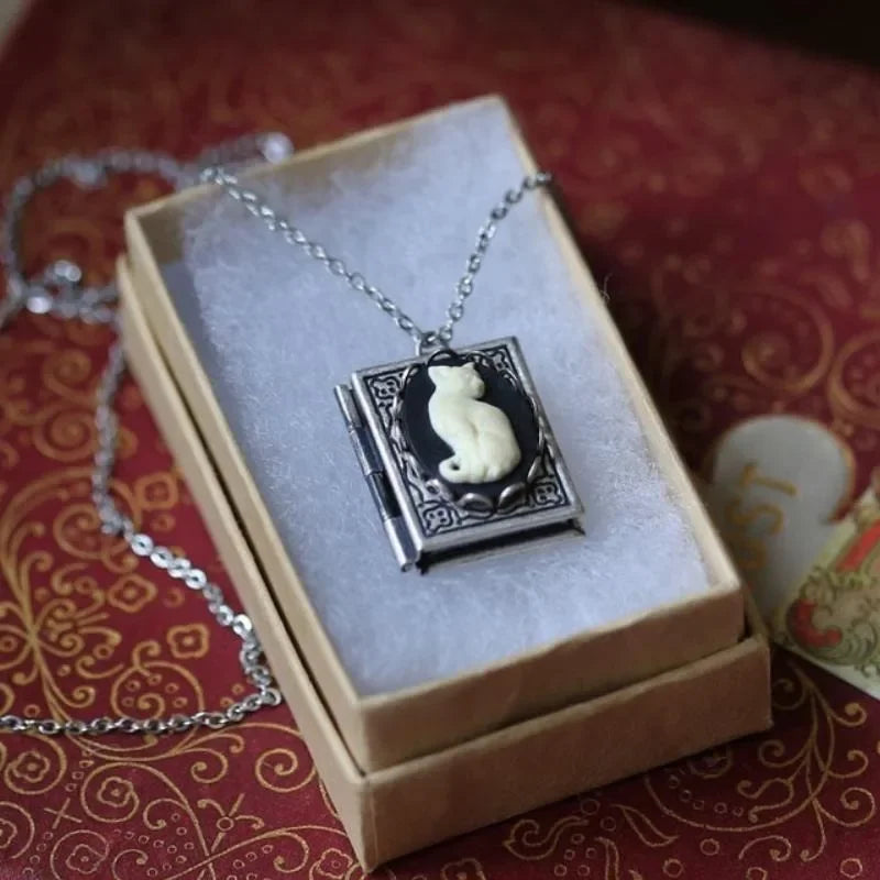 Collier Pendentif Livre Vintage Chat – Design de Page Rotative