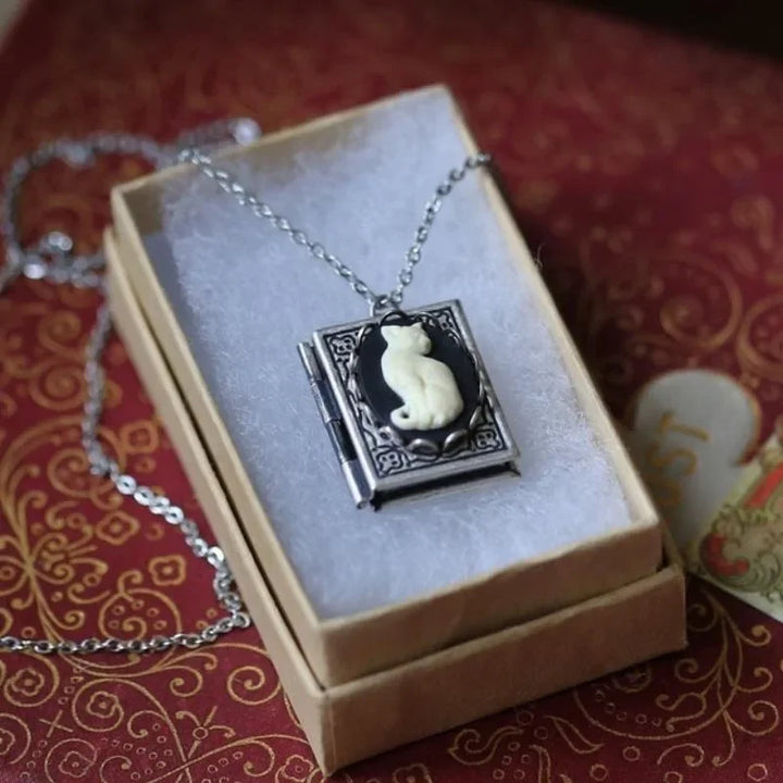 Collier Pendentif Livre Vintage Chat – Design de Page Rotative