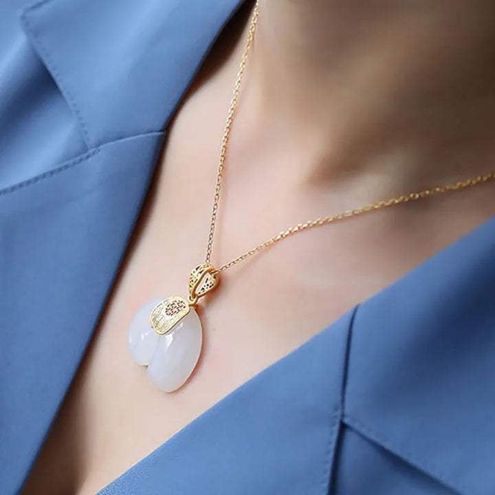 Pendentif Élégant en Jade Hetian en Forme d'Éléphant – Chaîne Plaquée Or 18K pour Femmes