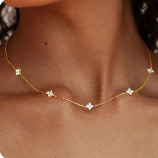 Collana in Zirconia Incastonata a Forma di Fiore