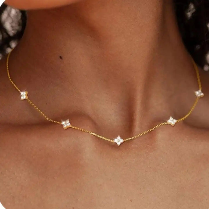Collana in Zirconia Incastonata a Forma di Fiore