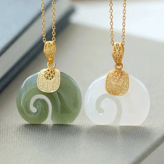 Pendentif Élégant en Jade Hetian en Forme d'Éléphant – Chaîne Plaquée Or 18K pour Femmes