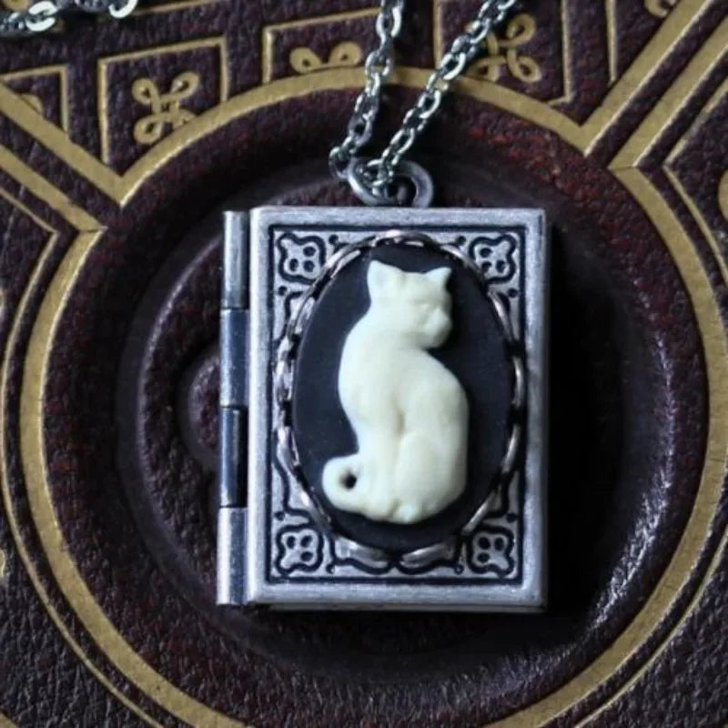 Collier Pendentif Livre Vintage Chat – Design de Page Rotative