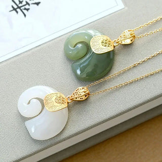 Pendentif Élégant en Jade Hetian en Forme d'Éléphant – Chaîne Plaquée Or 18K pour Femmes