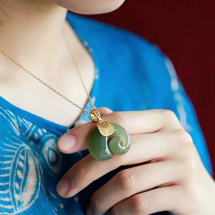 Pendentif Élégant en Jade Hetian en Forme d'Éléphant – Chaîne Plaquée Or 18K pour Femmes