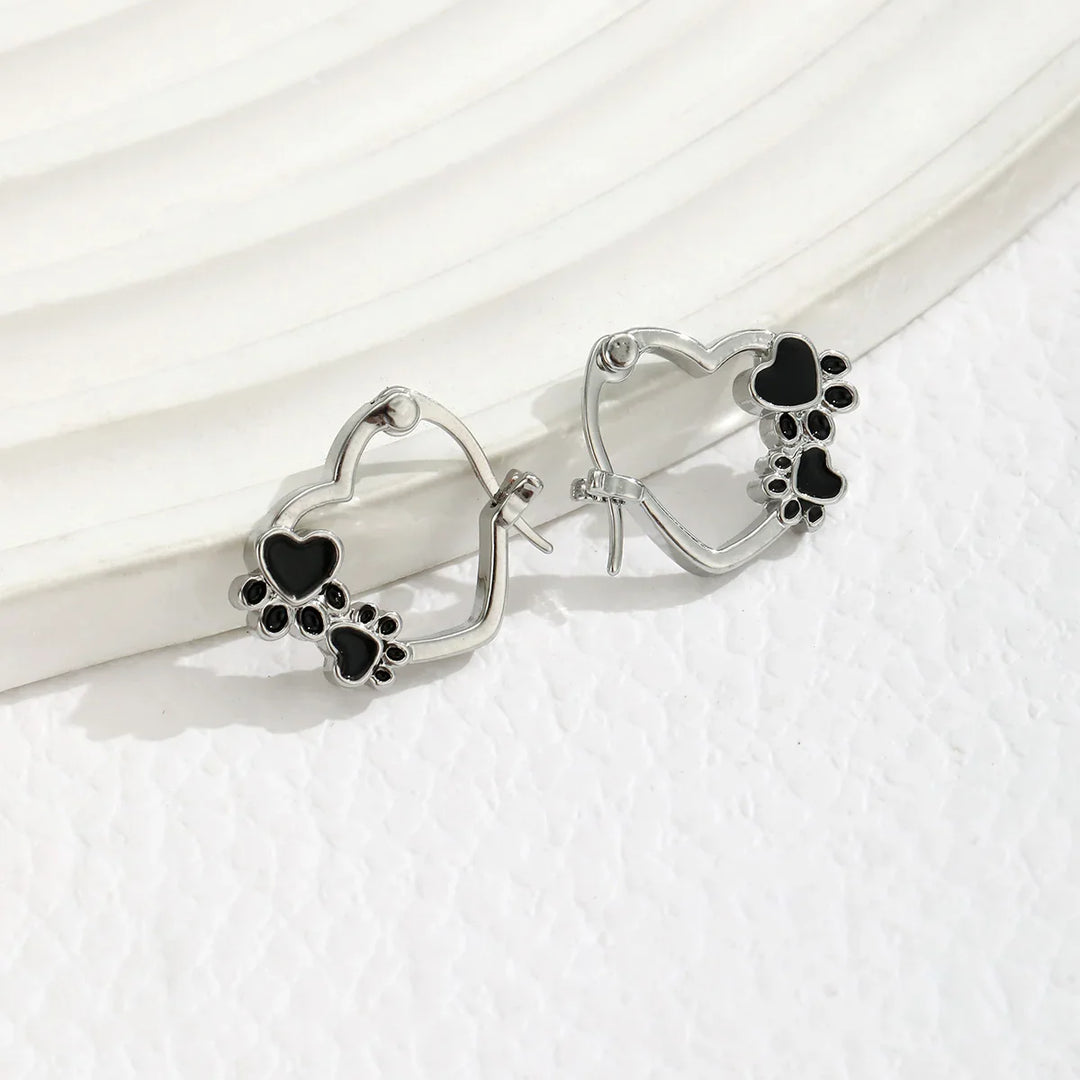Boucles d'oreilles Huggie en forme de patte de cœur avec émail noir