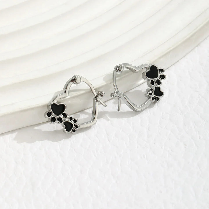 Boucles d'oreilles Huggie en forme de patte de cœur avec émail noir