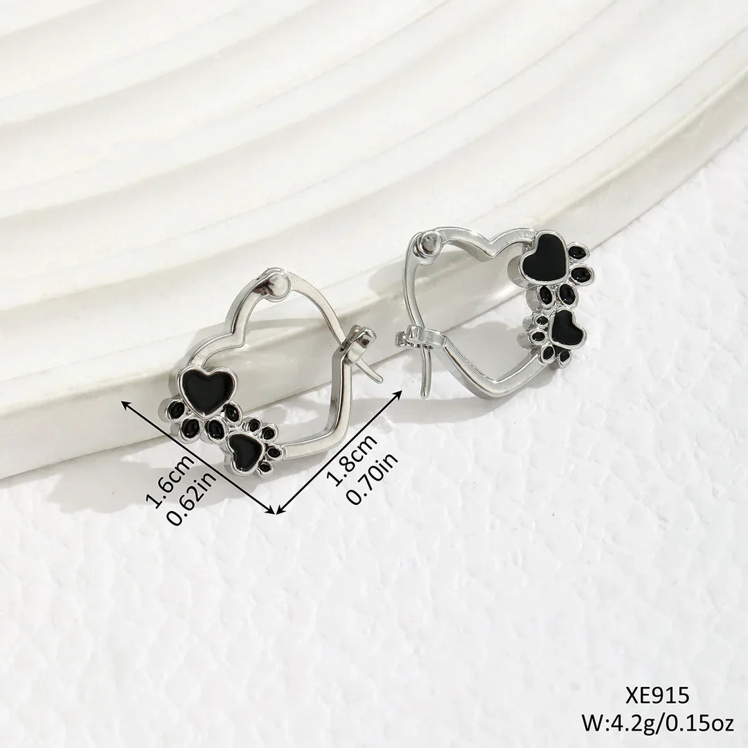 Boucles d'oreilles Huggie en forme de patte de cœur avec émail noir