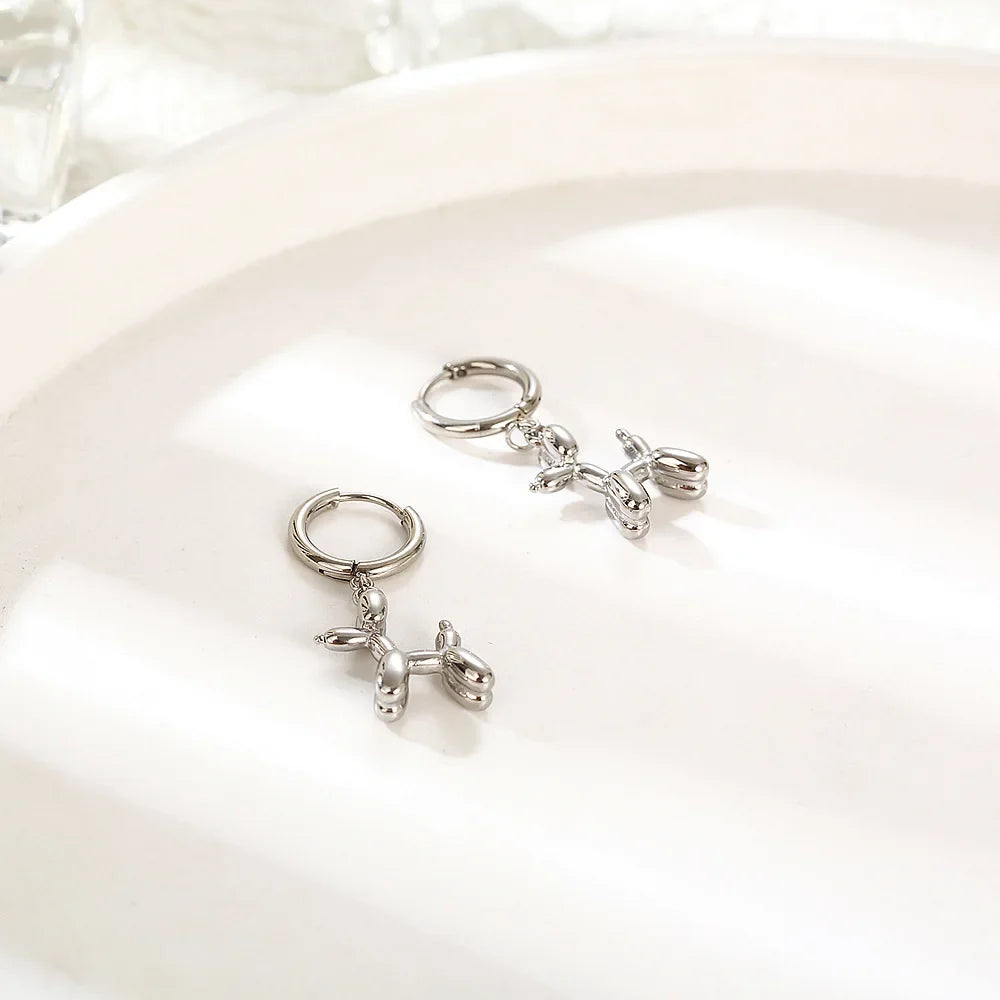 Boucles d'oreilles Huggie en or avec pendentif mini chien en ballon