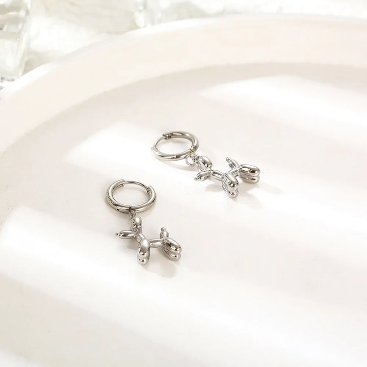Boucles d'oreilles Huggie en or avec pendentif mini chien en ballon