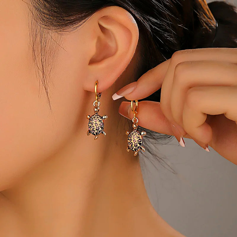 Boucles d'oreilles Huggie Tortue de Mer Charme Océan