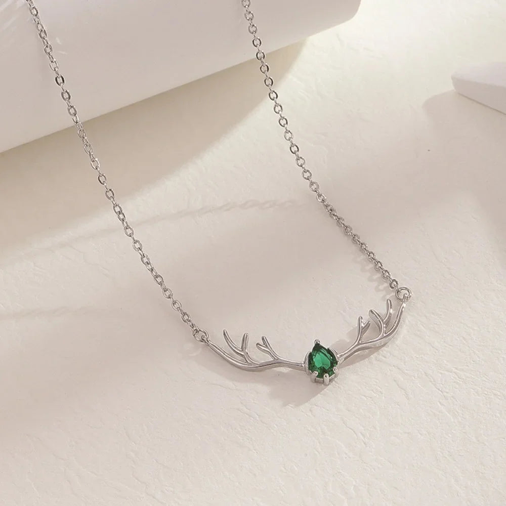 Collier en Bois de Cerf avec Charme de Cœur Délicat