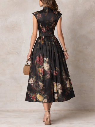 Violetta™ | Robe Midi Noire en Satin Plissé avec Motif Floral et Décolleté en Cœur