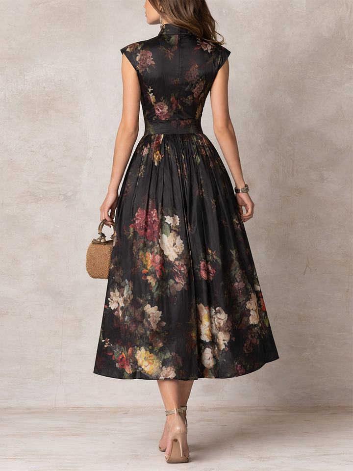 Violetta™ | Robe Midi Noire en Satin Plissé avec Motif Floral et Décolleté en Cœur