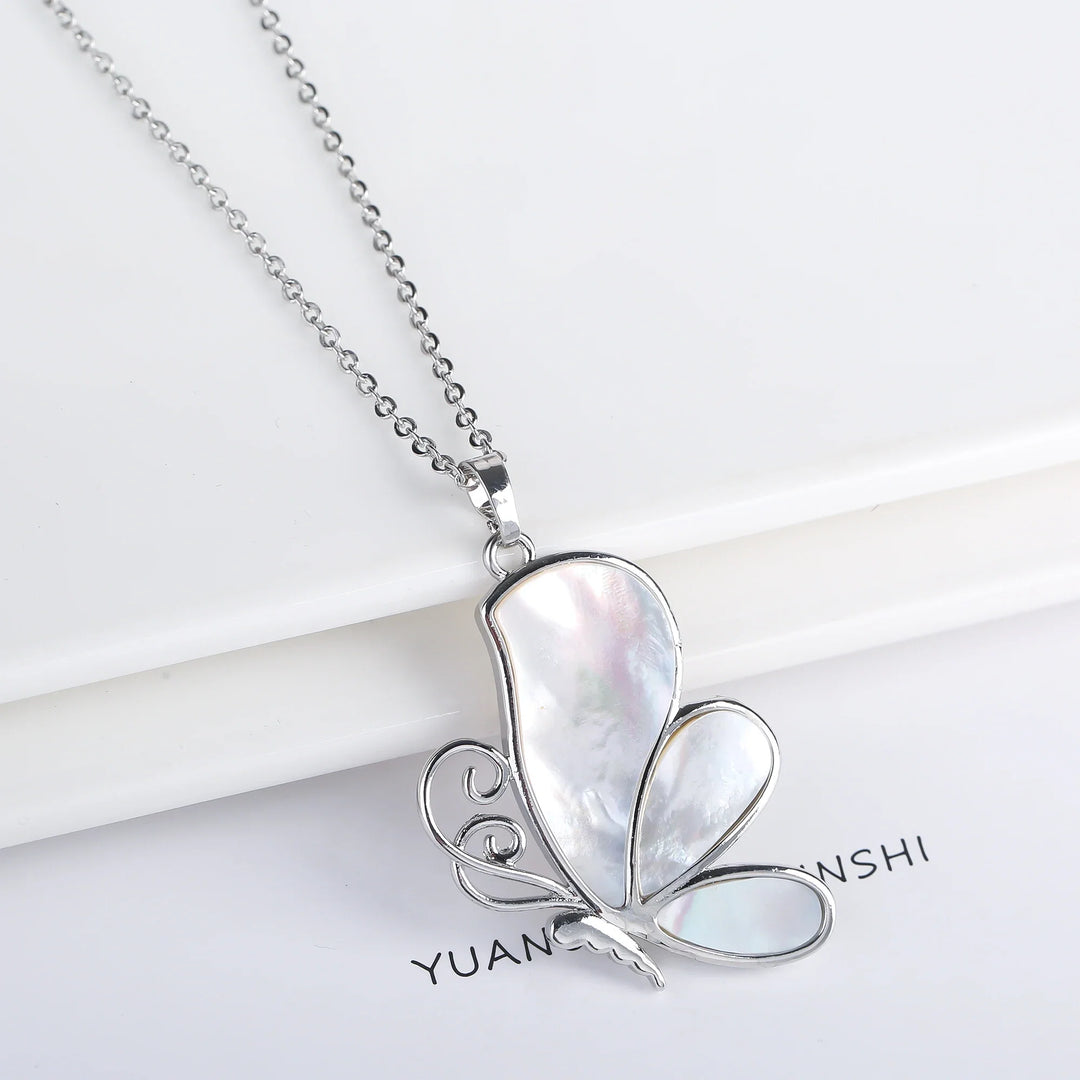 Collier Pendentif Papillon en Coquillage Naturel