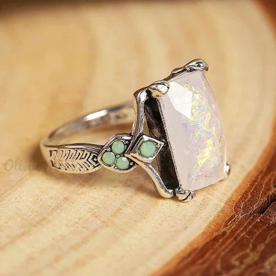 Bague en Argent avec Opale Blanche Vintage