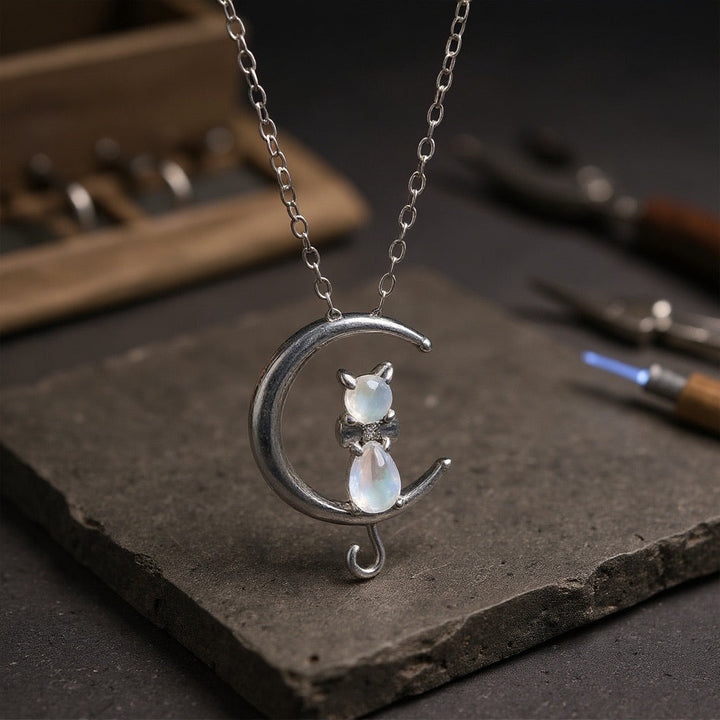 Collier Croissant en Pierre de Lune et Chat