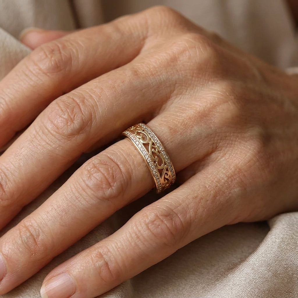 Bague en Filigrane avec Accents de Pierres Pavé en Teintes Dorées