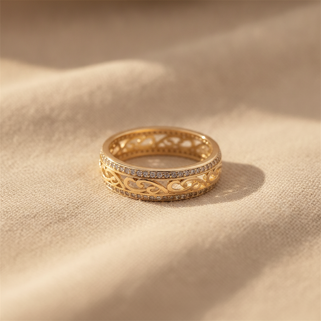 Bague en Filigrane avec Accents de Pierres Pavé en Teintes Dorées