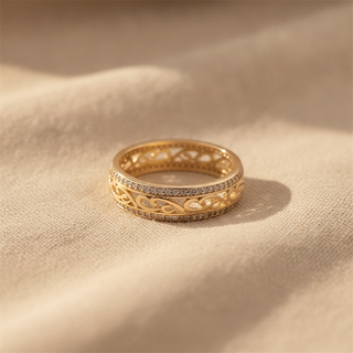 Bague en Filigrane avec Accents de Pierres Pavé en Teintes Dorées