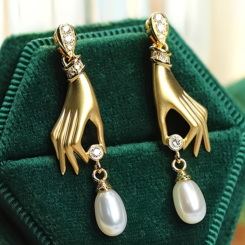 Boucles d'oreilles en perles avec main élégante