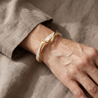 Bracelet Élégant en Or avec Opale Blanche