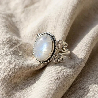 Bague en Pierre de Lune Ovale avec Détails en Spirale