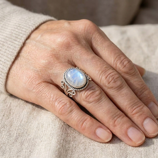 Bague en Pierre de Lune Ovale avec Détails en Spirale